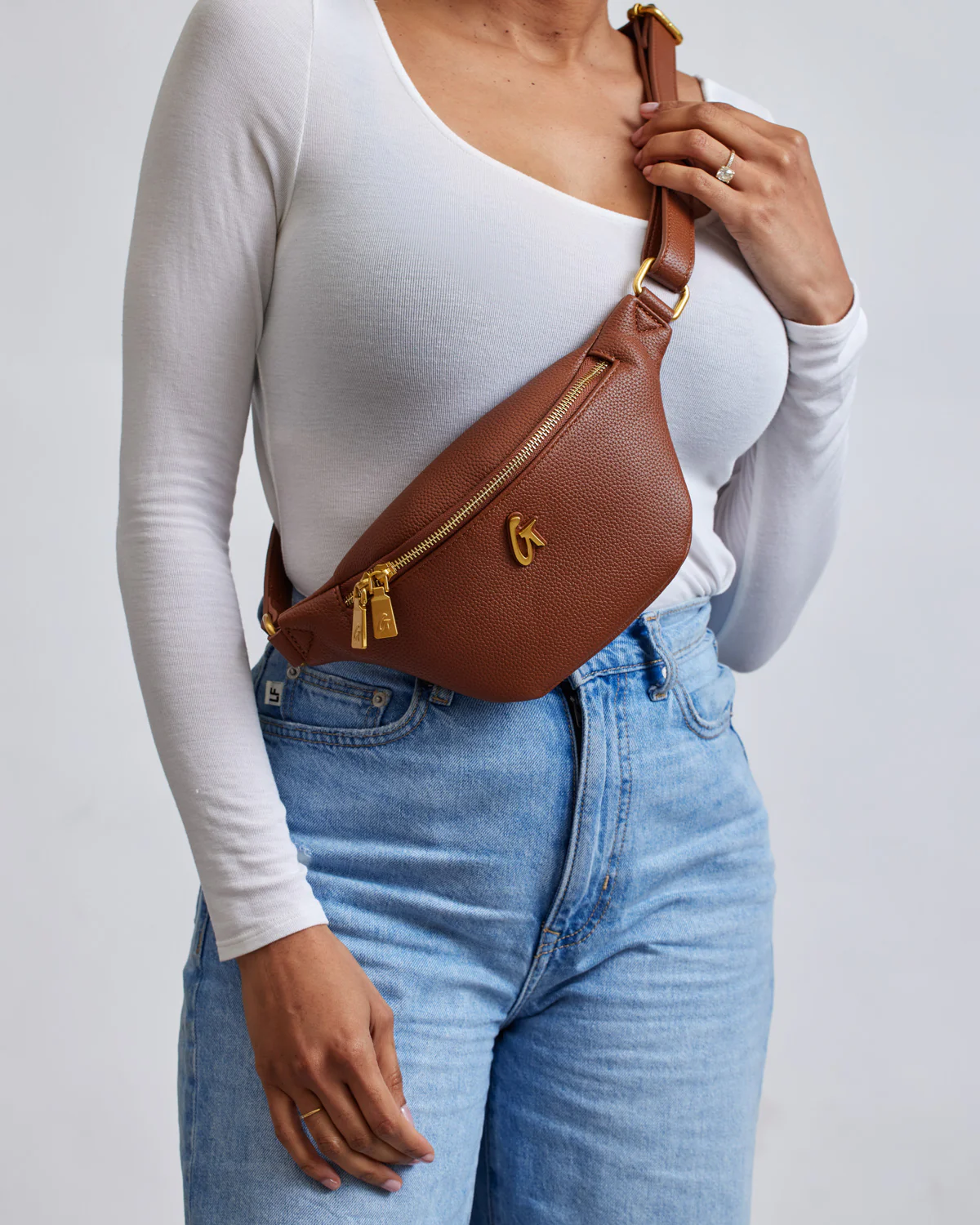 MINI PEBBLE FANNY PACK - BROWN - Image 2