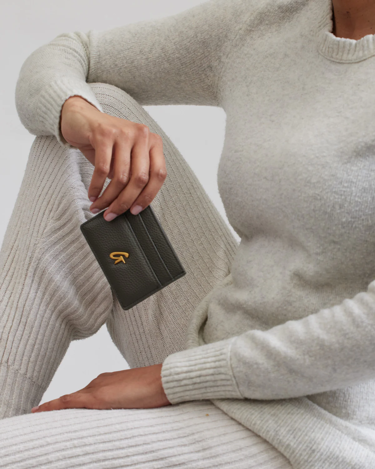 PEBBLE CARD HOLDER - OLIVE GREEN - Image 2