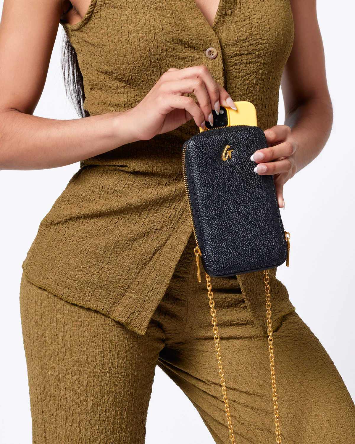 PEBBLE PHONE CROSSBODY - BLACK - Image 2